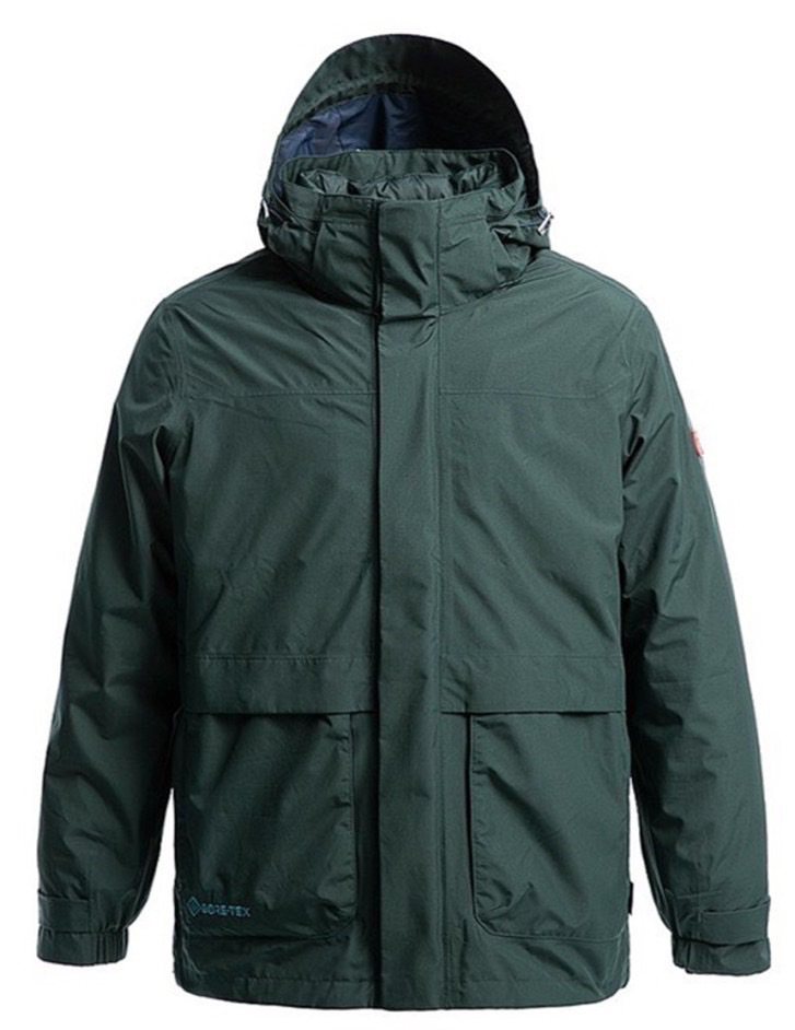 陸軍這件草綠防寒夾克屬GORE TEX材質，防水防風，剪裁版型明顯屬有運動性質，與陸軍過去厚重棉質的迷彩防寒大衣明顯不同，造型有世代上的差別。圖／陸軍司令部提供