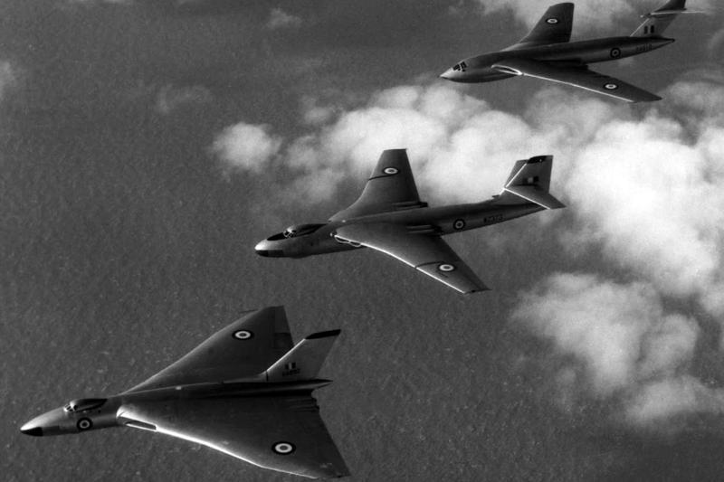 1950年代英國推出的三種V型轟炸機編隊飛行：由上至下分別為勝利者、勇士、火神。圖／英國空軍檔案照