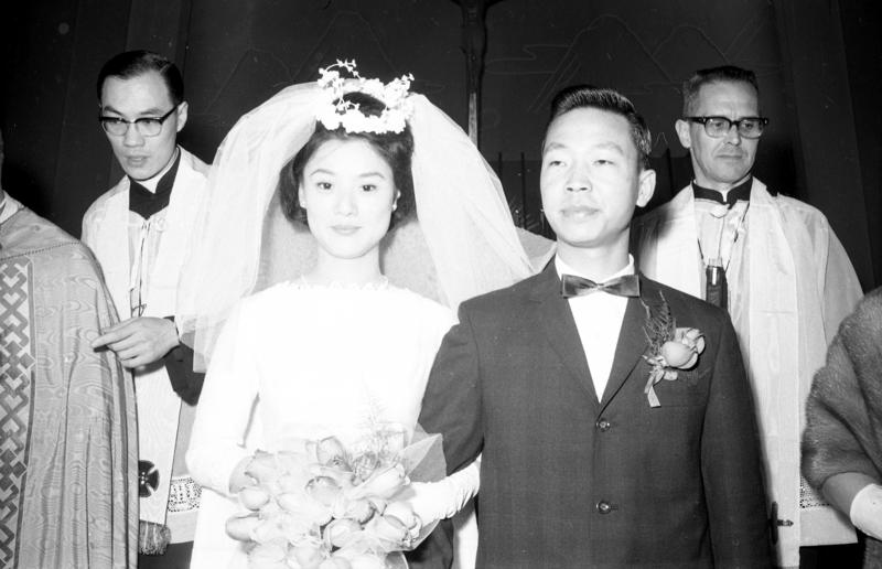 1965年1月16日，參謀總長彭孟緝長子彭蔭川（前右）與榮膺第三屆中國小姐楊藹雲（前左）結為連理。圖╱聯合報系資料照片