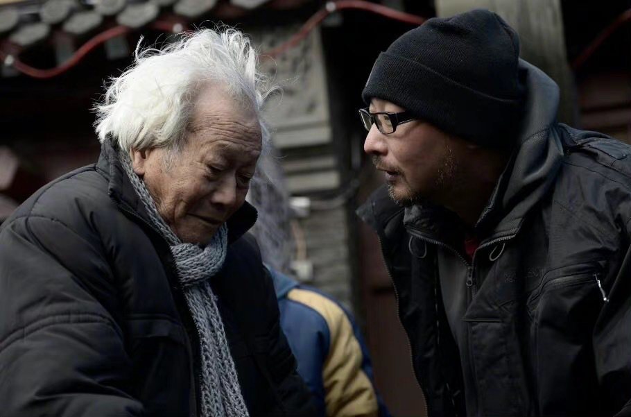 管宗祥(左)演出兒子管虎執導電影「老炮兒」。圖／摘自微博