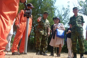 2011年8月，來自柬埔寨的國際反地雷組織青年親善大使宋可邵（右二），走訪金門排雷大隊了解排雷情形。圖／聯合報系資料照片