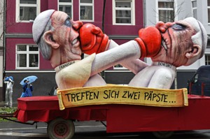 德國杜塞道夫2020年2月舉辦嘉年華花車遊行，有一輛花車主題是前教宗本篤十六世（右）和現任教宗方濟各（左）互毆。美聯社