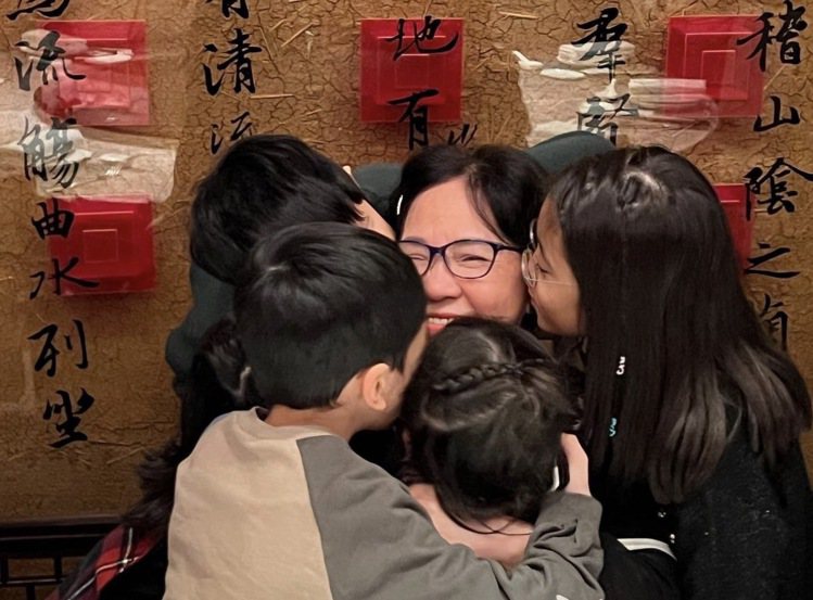 賈媽媽被兒孫們簇擁親吻，畫面相當溫馨。圖／摘自IG