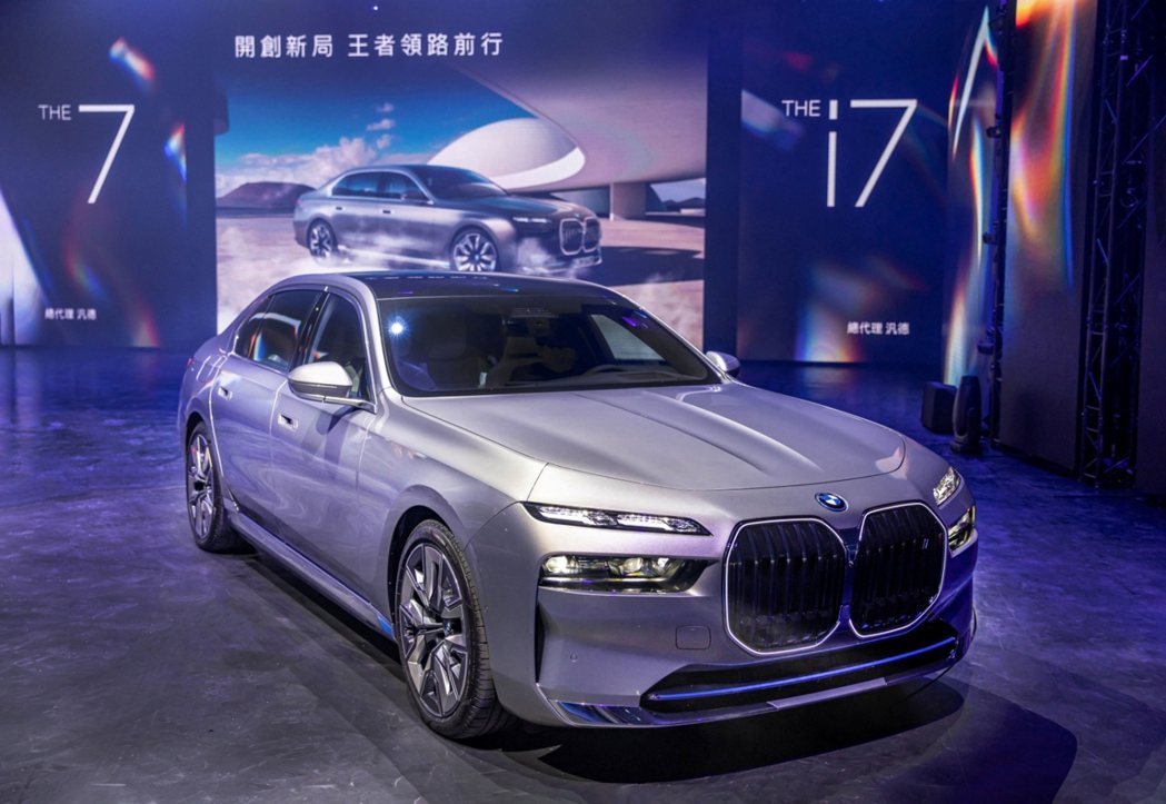全新BMW i7豪華純電旗艦以卓越大器的前衛外型設計、氣宇非凡的車身輪廓、獨步車...