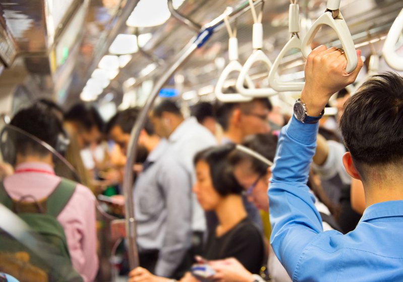 一位日本上班族下班疲累、身體不適，結果有電車乘客願意讓座給他。電車示意圖，非當事人及事物。圖片來源／ingimage