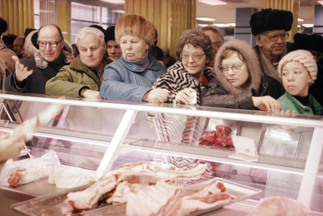 圖為1991年莫斯科，民眾前往肉舖排隊買肉。 圖／美聯社