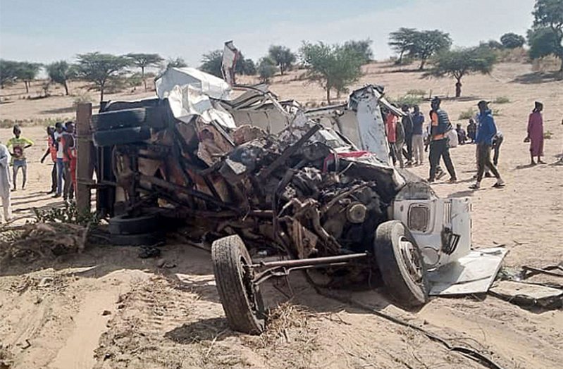 西非國家塞內加爾北部今天有一輛巴士與一輛卡車相撞，造成19人身亡。 法新社