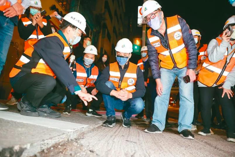 台北市長蔣萬安（中）與副市長李四川（右二）日前前往中山區松江路視察路面銑鋪工程。本報資料照片