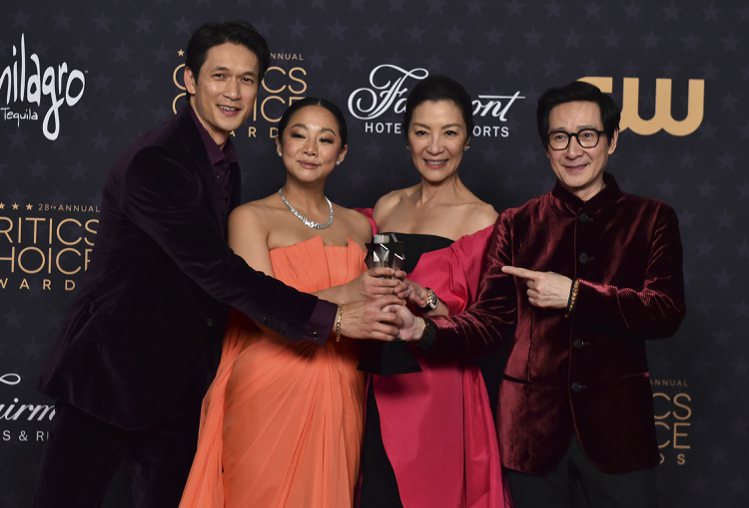 岑勇康（左起）、許瑋倫、楊紫瓊、關繼威一起握住「媽的多重宇宙」最佳影片獎座。（美聯社）