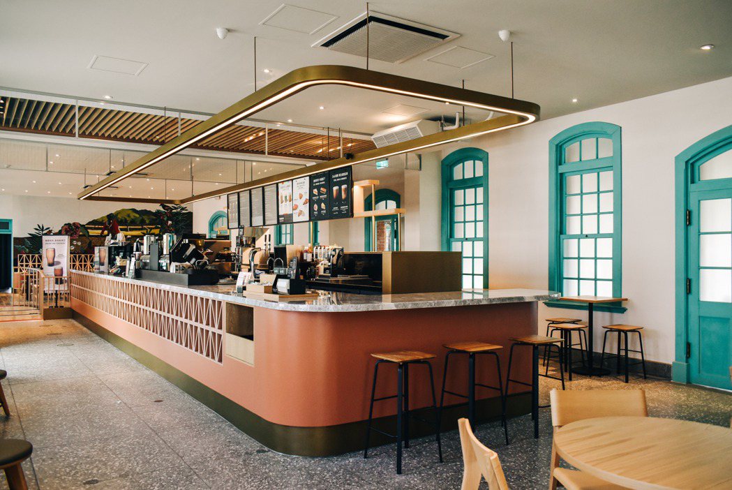 星巴克台南文創門市，保留建物原本的連續窗壁面及局部地板，將中島型咖啡吧檯配置於空間中心。圖／星巴克提供