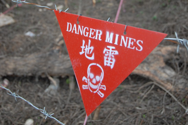 金門的海岸早期滿佈小心地雷的標誌，令人印象深刻。圖／金門戰地史蹟協會提供