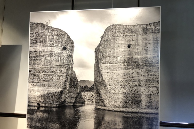 水利博士陳伯義拍的曾文溪上游攔砂壩系列照片，顯示大自然反撲，以水流與砂石力量切割開攔砂壩。記者何定照／攝影
