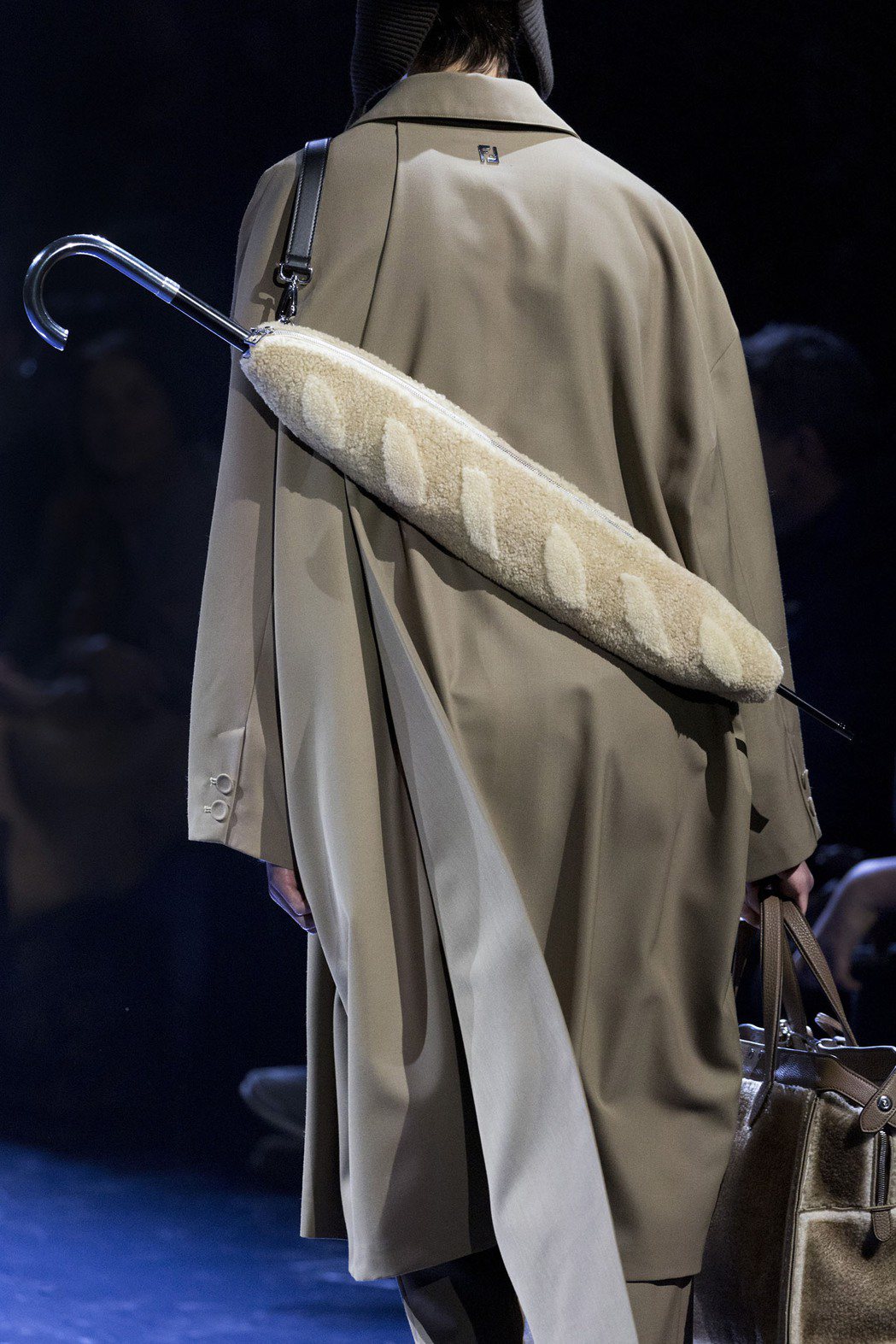造型如法國長棍麵包的雨傘包。圖／FENDI提供