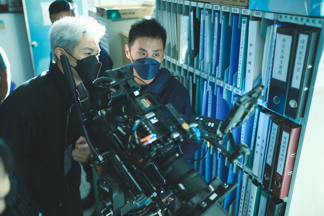 柯震東（左）執導「黑的教育」和攝影師陳大璞（右）合作默契十足。圖／禾豐九路提供