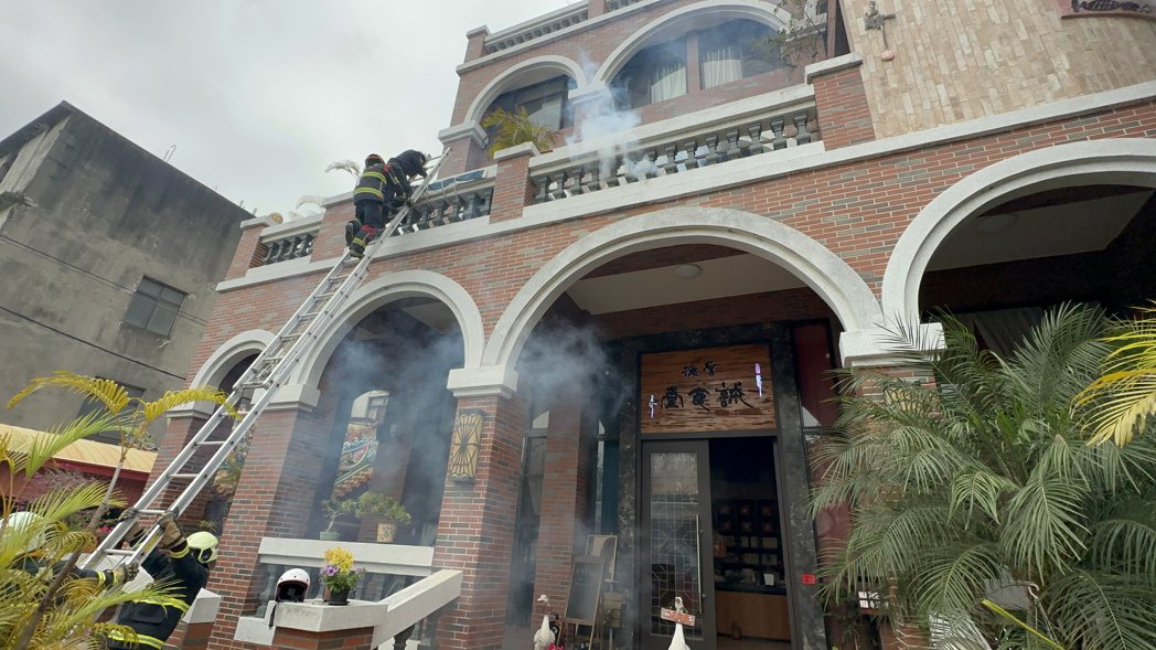 過年進入北港進香盛期，北港消防隊針對巷弄及人潮聚集眾多的餐廳場所展開救火演練，讓...