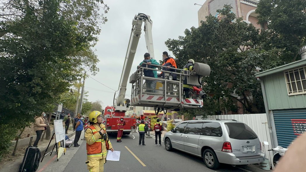 雲梯車加上無人機聯合救援，讓餐廳人員順利被救出。記者蔡維斌／攝影
