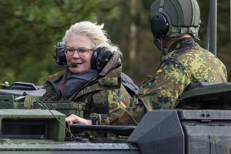 德國防部長蘭布雷特去年二月在明斯特視察戰車訓練時搭乘戰車。（美聯社）