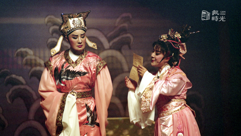葉青歌仔戲團的年度大戲「冉冉紅塵」從22日起到25日止在國家劇院演出。圖為葉青(左)、連明月(右)。圖／聯合報系資料照（1993/10/20　王忠明攝影）