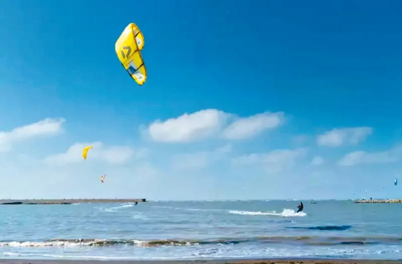 四湖鄉近年發展風箏衝浪運動有成，地方創生案將推動三條崙海洋教育觀光遊憩計畫。 圖...