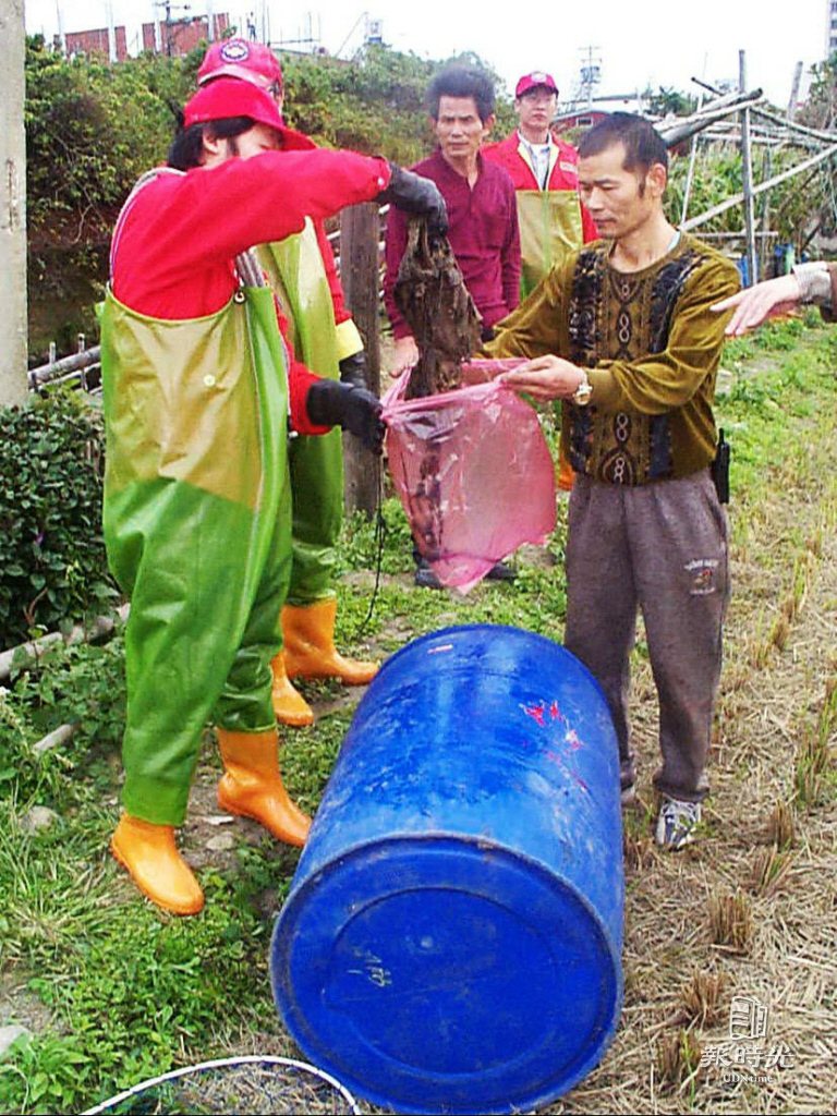 台北市救難人員昨天在桃園市大檜溪邊找到疑似裝入王麗文屍體的塑膠桶，和一件牛仔短褲。圖／聯合報系資料照( 1999/12/29 葉英豪攝影)