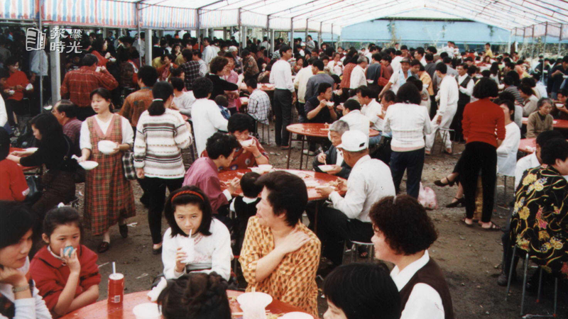 竹山鎮紫南宮以雞酒辦流水席宴請遊客，吸引眾人前往食用。圖／聯合報系資料照（ 1998/02/12　陳紹聖攝影）