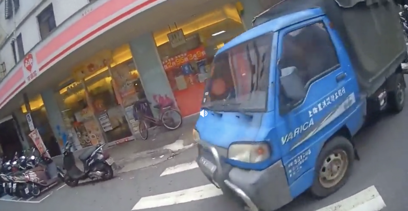 有台灣民眾過馬路時拍下影片檢舉，貨車轉彎時完全不禮讓行人。圖擷自Reddit