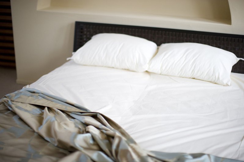 一名網友最近想買天絲材質的床單陷入兩難，於是上網發問徵詢大家意見。 示意圖／ingimage