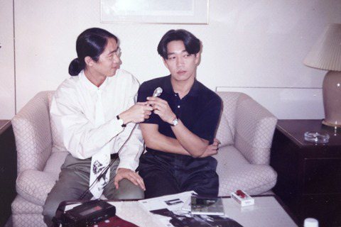 1991年黃志淙與坂本龍一首次在東京見面，完成號外雜誌的專訪。 圖／黃志淙提供