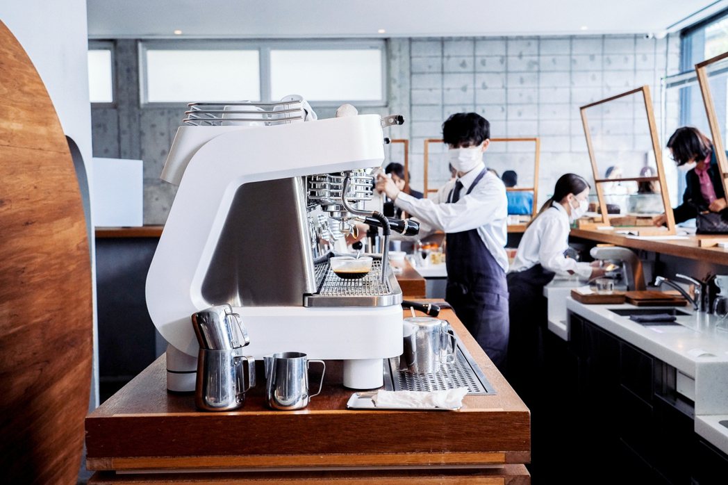 OGAWA COFFEE LABORATORY一號店以清水模牆面與原木材質為基調...