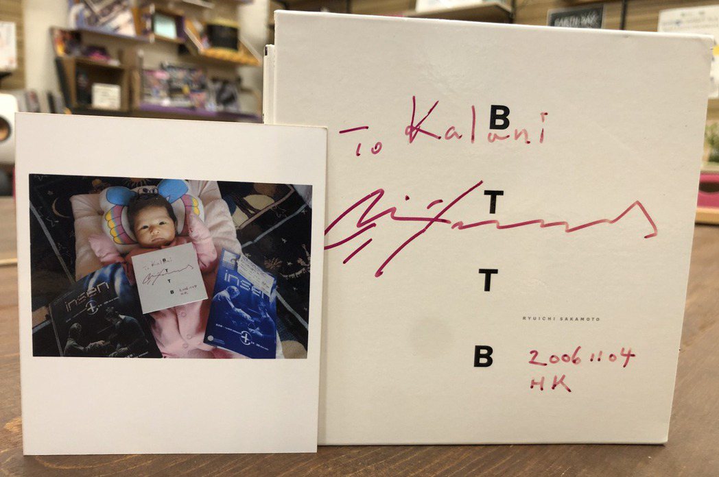 2006年坂本龍一到香港演出，送給黃志淙剛出生的孩子的簽名CD。 圖／黃志淙提供
