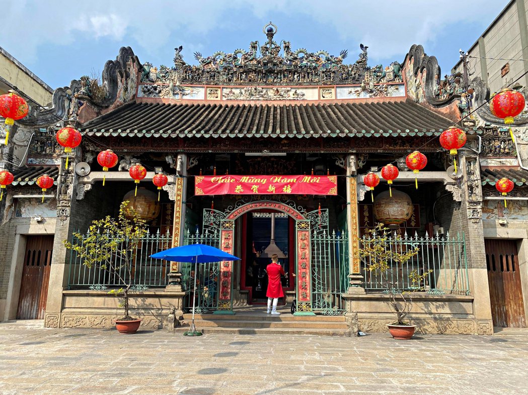 在越南廟宇時常看到越、漢雙文的祝賀詞。　 圖／Hannah Wu拍攝 　　