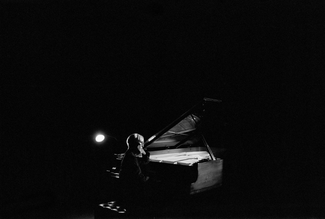 Playing The Piano 2022。 Photo by zakkuba...