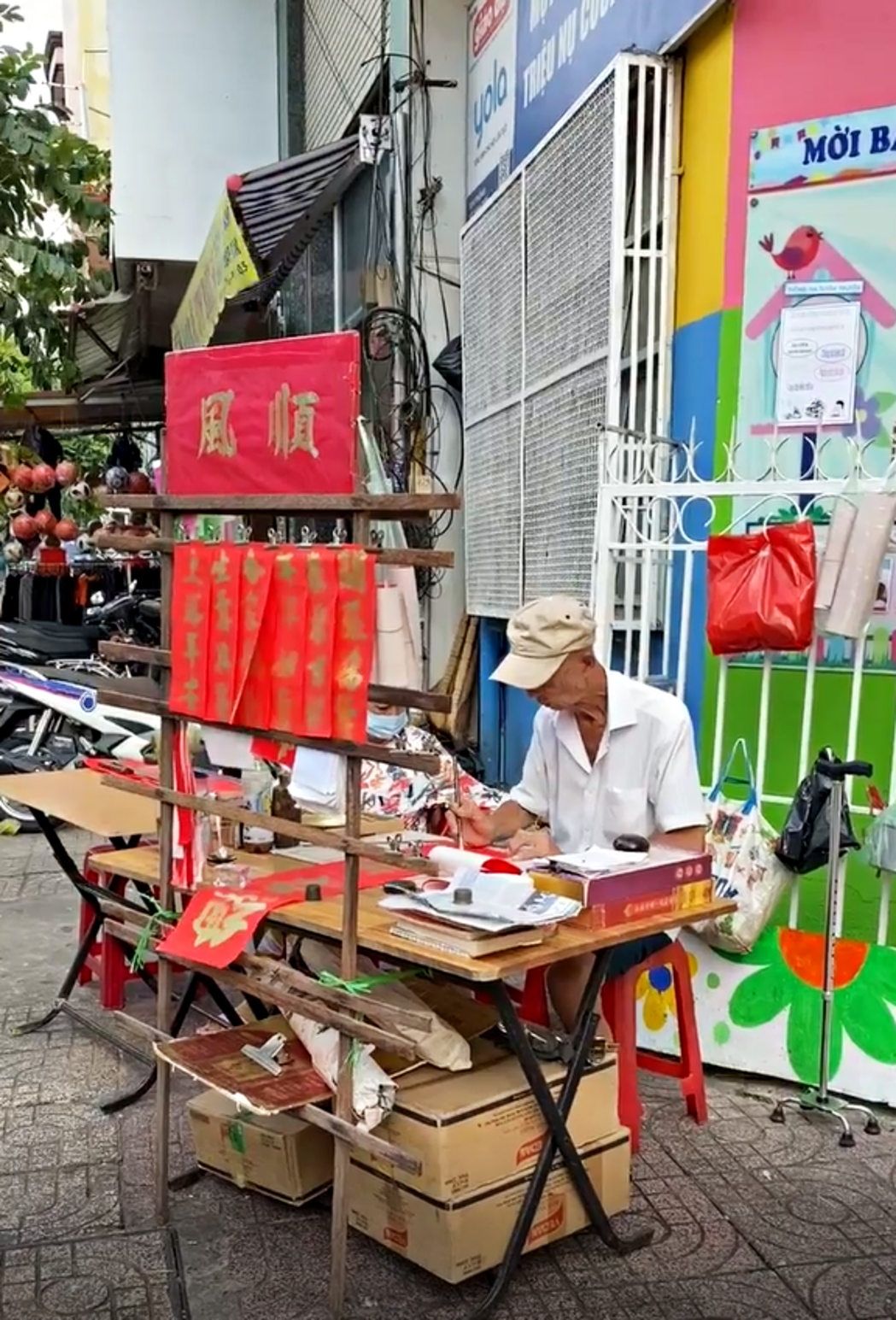 胡志明市街頭的 Ông Đồ（圖翁）指專長寫漢字書法的長者，依照客人需求書寫各種...