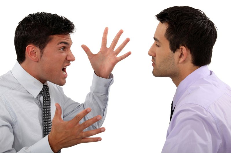 一名網友認為自身個性「心直口快」，才遭到同事排擠，後來職場前輩提醒他「要分清楚是不是講話白目」。圖片來源／ingimage