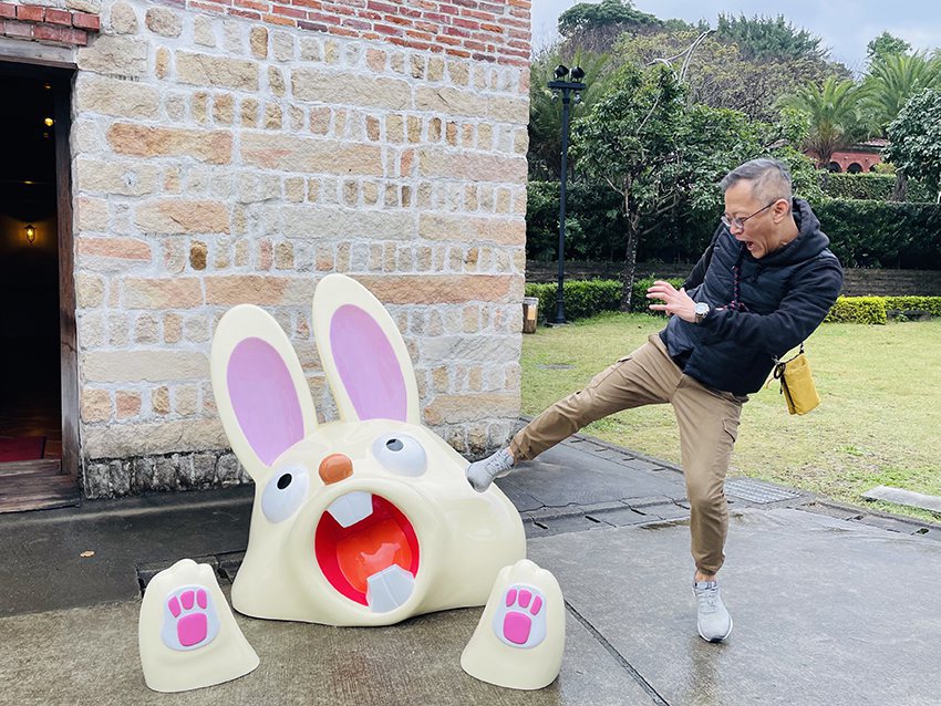 淡水古蹟博物館在農曆連假期間推出新春活動，拍下與「巨兔破關」的創意合照就有機會獲...