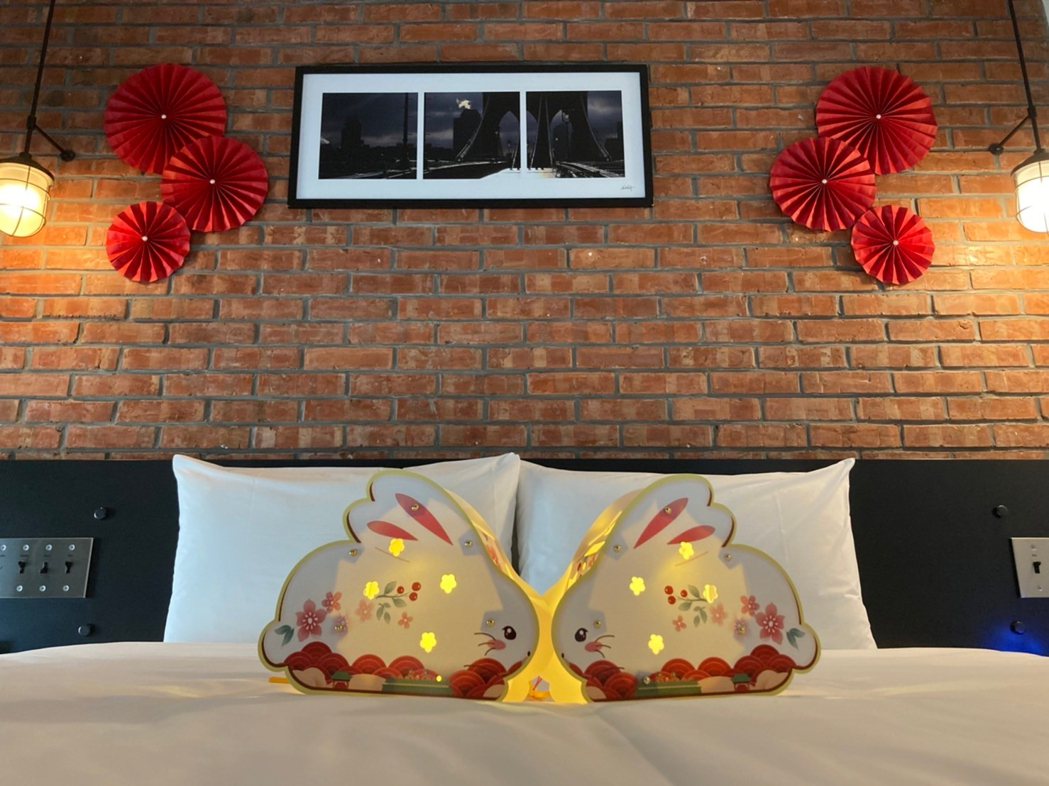 雀客旅館《台灣燈會兔gether主題房》專案加贈福兔迎春兔年提燈一份，造型相當療...