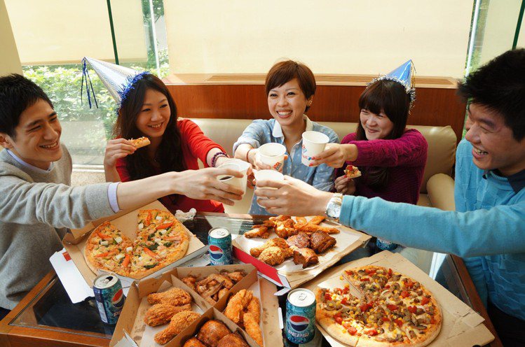 達美樂推出以「世界10大起司四喜披薩」為主的多種新年套餐。圖／達美樂提供