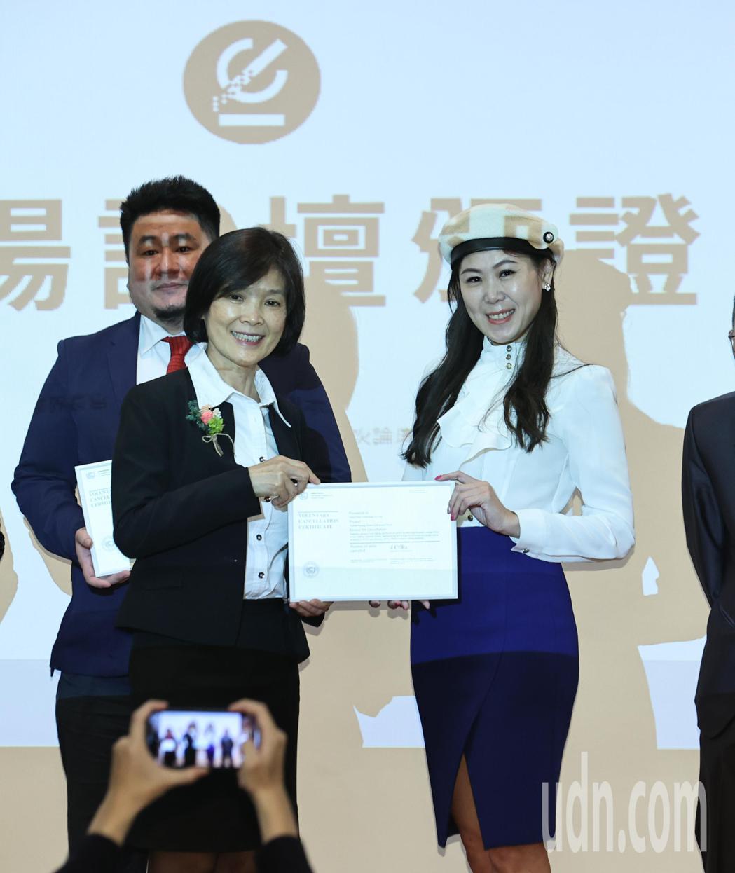 高市環保局長張瑞琿（前排左一） 頒發CER 碳權憑證給JO Model時尚香氛品...