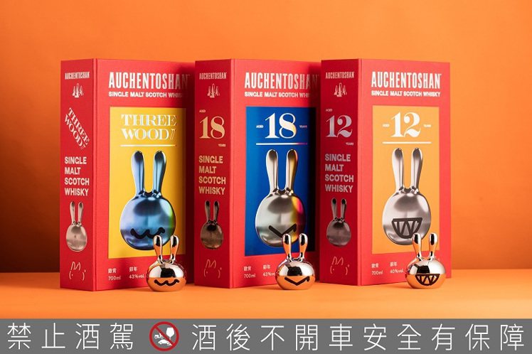 設計師葉忠宜與歐肯攜手合作，推出3款歐肯招財兔新春禮盒。圖／台灣三得利提供。提醒您：禁止酒駕 飲酒過量有礙健康。