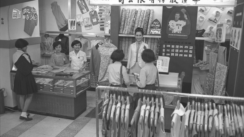 中華民國第一屆國產衣料服裝展覽會場。圖／聯合報系資料照（ 1968/05/06　王萬武攝影）