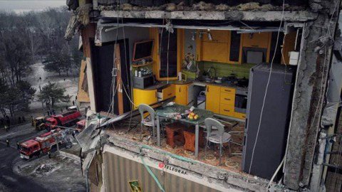 烏克蘭攝影師多布羅諾索夫拍下的一張照片在網路上引起廣大關注。照片中的黃色廚房與毀...
