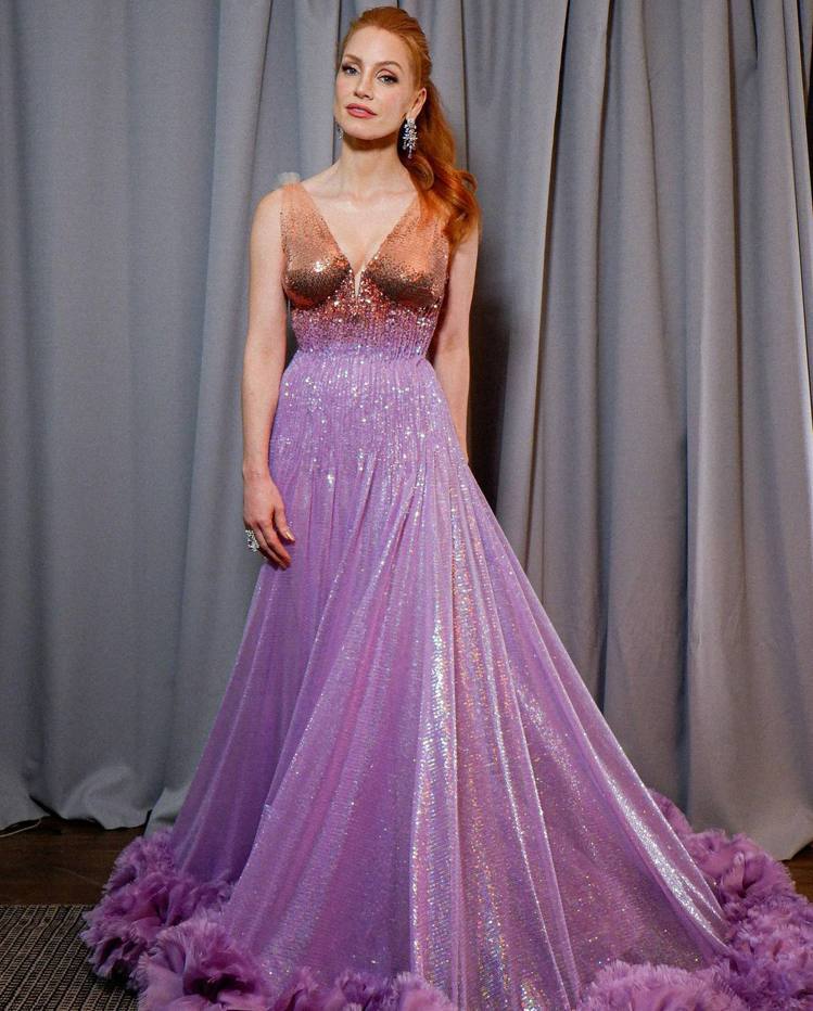 Jessica Chastain以GUCCI的亮片晚禮服搭配GUCCI高級珠寶，讓珠寶的閃耀氣場與漸變色亮片禮服、巧妙平衡。圖 / 摘自 IG @ GUCCI 釋俊哲