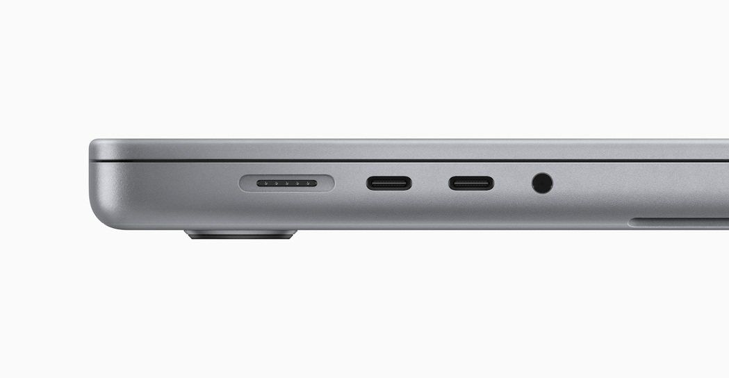 MacBook Pro配備四個連接高速外部裝置的Thunderbolt 4連接埠...