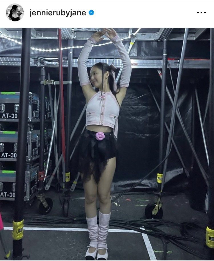 JENNIE穿全身香奈兒於巴黎登台演出。圖／摘自藝人IG 孫曼