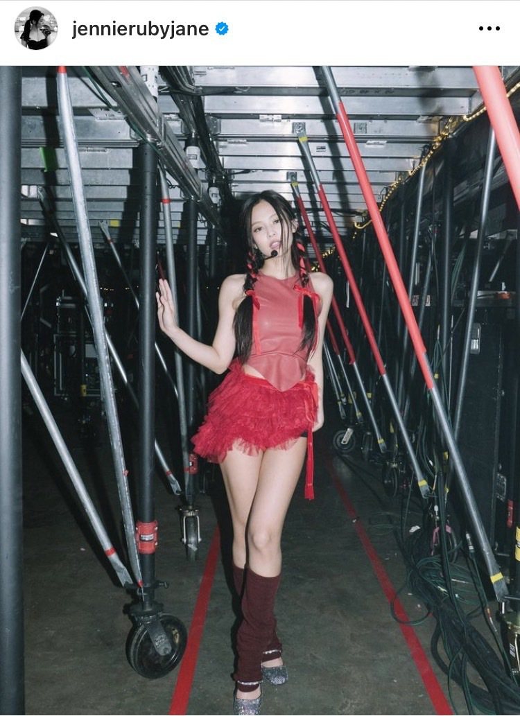 JENNIE在演唱會solo時的造型融入紗裙和襪套等芭蕾舞者的元素，紅色皮革上衣...