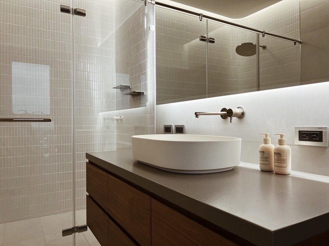近年浴室多採乾溼分離，並加裝抽風機降低濕氣。圖／CASA夢想家頂級衛浴提供
