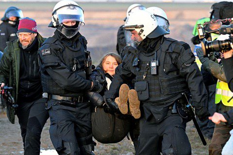 瑞典「環保少女」童貝里抗議德國煤礦擴建遭拘留，目前已獲釋。 圖／美聯社