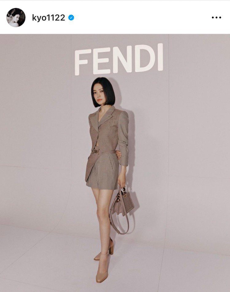 宋慧喬七月出席FENDI2022春夏高級訂製服大秀時拍攝的照片，頭髮長度在肩膀以...