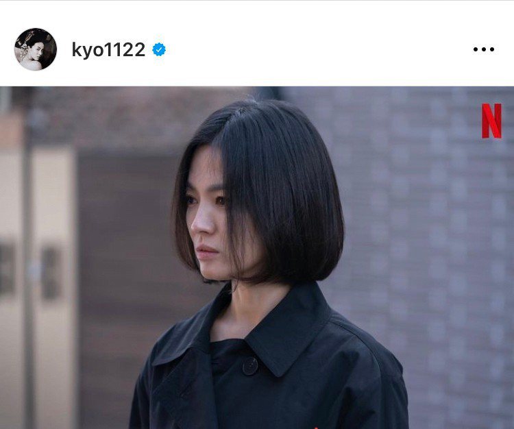 宋慧喬在2022年拍攝《黑暗榮耀》期間，剪了肩膀長度的學生頭。圖／摘自藝人IG ...
