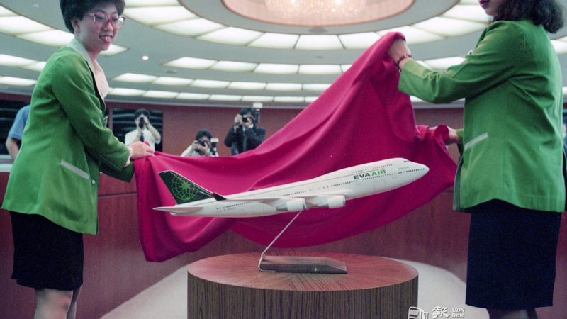長榮航空公司十二日召開記者會，公開展示長榮航空飛機的外觀模型（見圖），向國人推介長榮航空即將「飛上青天」的新形象。圖／聯合報系資料照（1990/07/12　洪克紀攝影） 